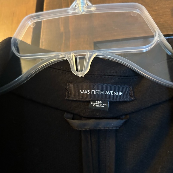 Saks Fifth Ave black blazer fitted piping on front, sleeves and back. Size 10 - Picture 4 of 4